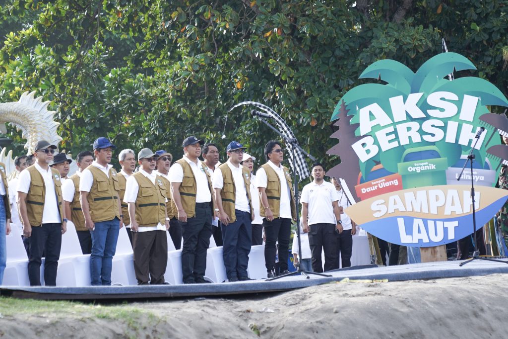 Bupati Nyoman Giri Prasta dan Pj. Sekda Surya Suamba menghadiri acara Aksi Bersih Sampah Laut yang diselenggarakan oleh Kementerian Lingkungan Hidup/Badan Pengendalian Lingkungan Hidup RI, di Shelter Kebencanaan Baruna, Pantai Kuta, Sabtu (4/1).